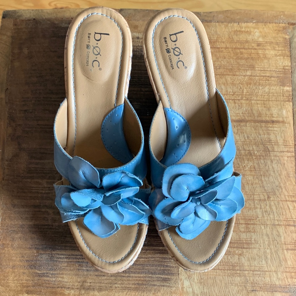 b.o.c. Women's Tan and Blue Floral Sandals